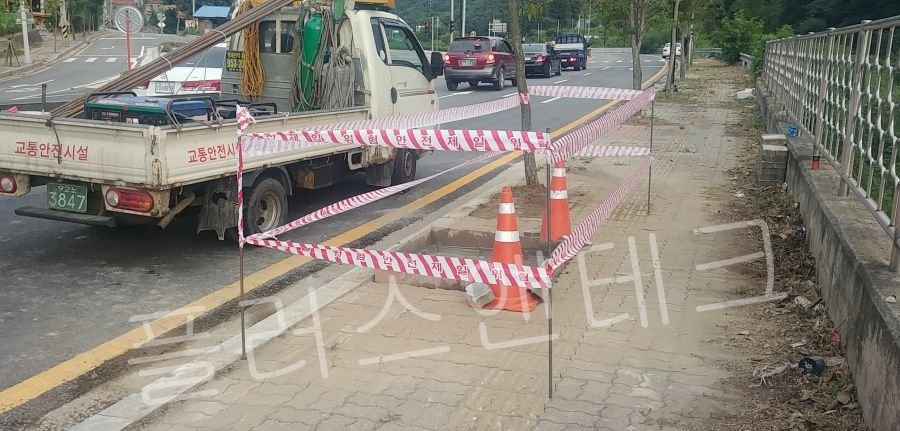 도로변에 안전 펜스와 라바콘을 설치하고 기초 터파기를 완료하여 안전하게 통제된 시공 현장 모습