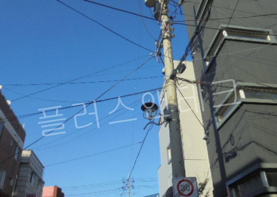 도심 주택가 이면도로 전주에 속도제한 30km/h 보조표지가 설치된 시공 전 현장 전경
