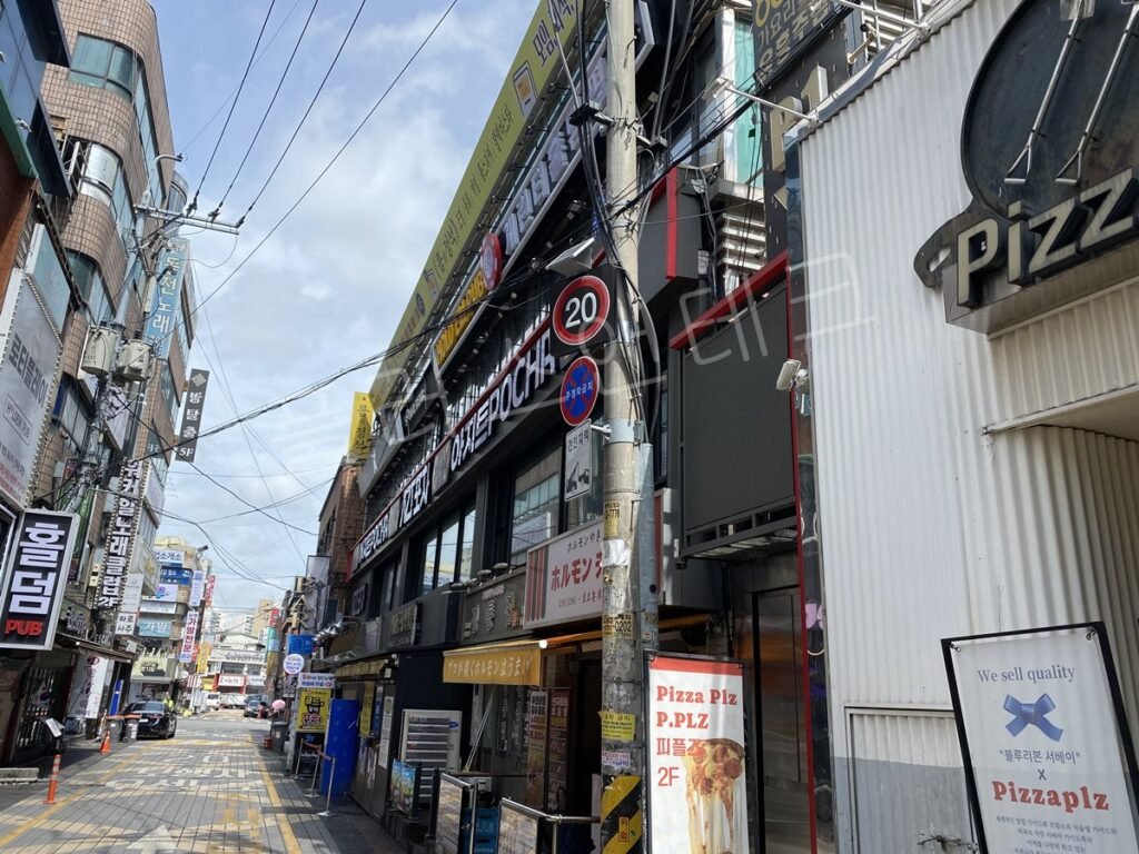인천 부평동 아지트포차 인근 골목 속도제한 표지판 설치 전 모습
