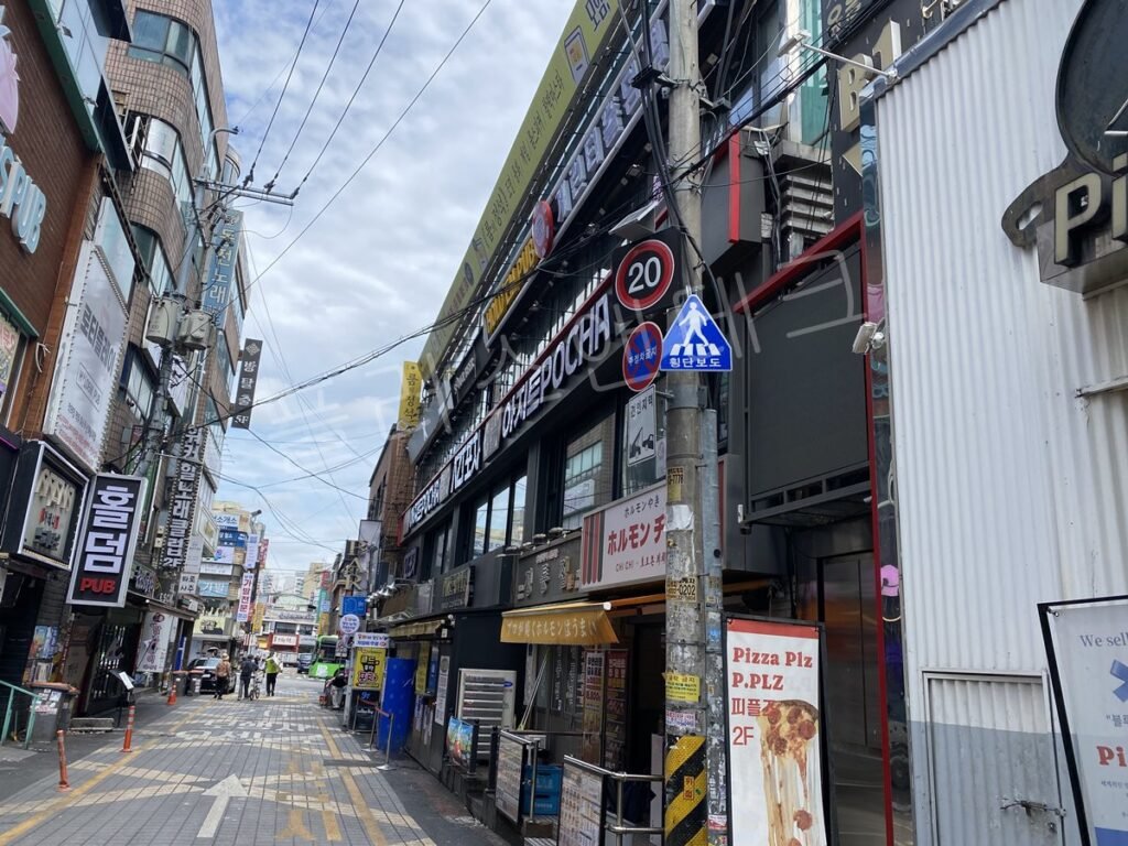 인천 부평동 아지트포차 인근 골목 횡단보도 표지판 병설 설치 후 모습