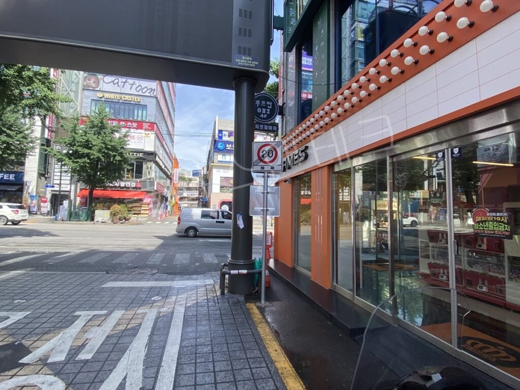 인천 부평동 게임장 앞 교차로 속도제한 해제 표지판 설치 전 모습