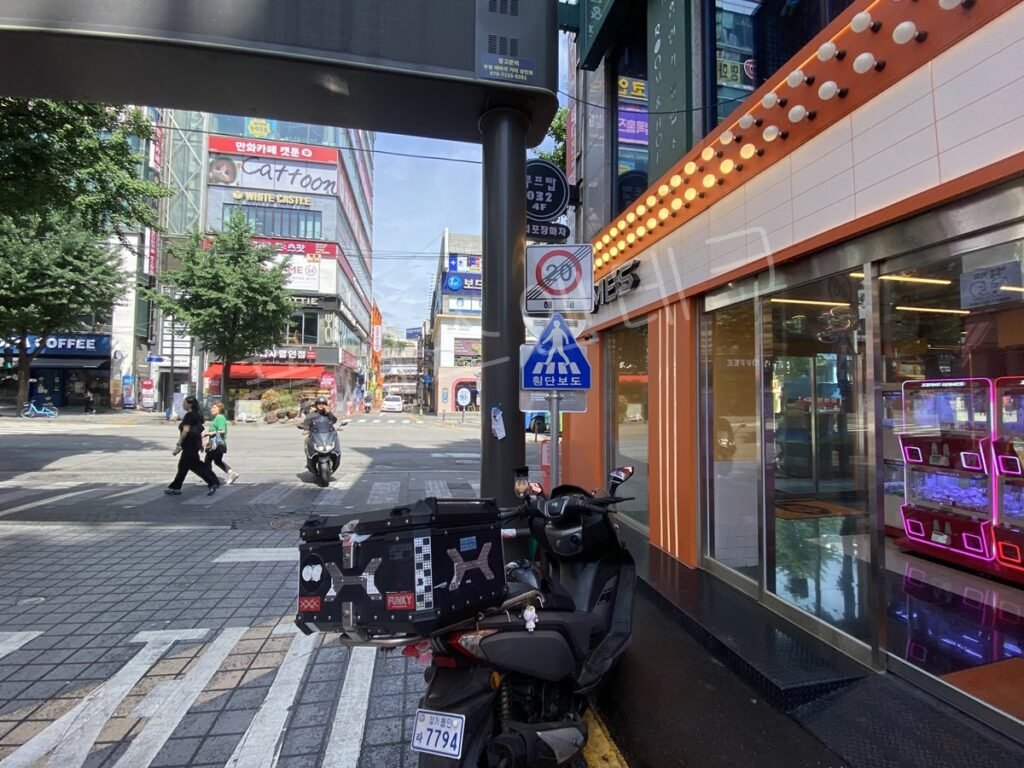 인천 부평동 게임장 앞 교차로 횡단보도 표지판 설치 후 모습