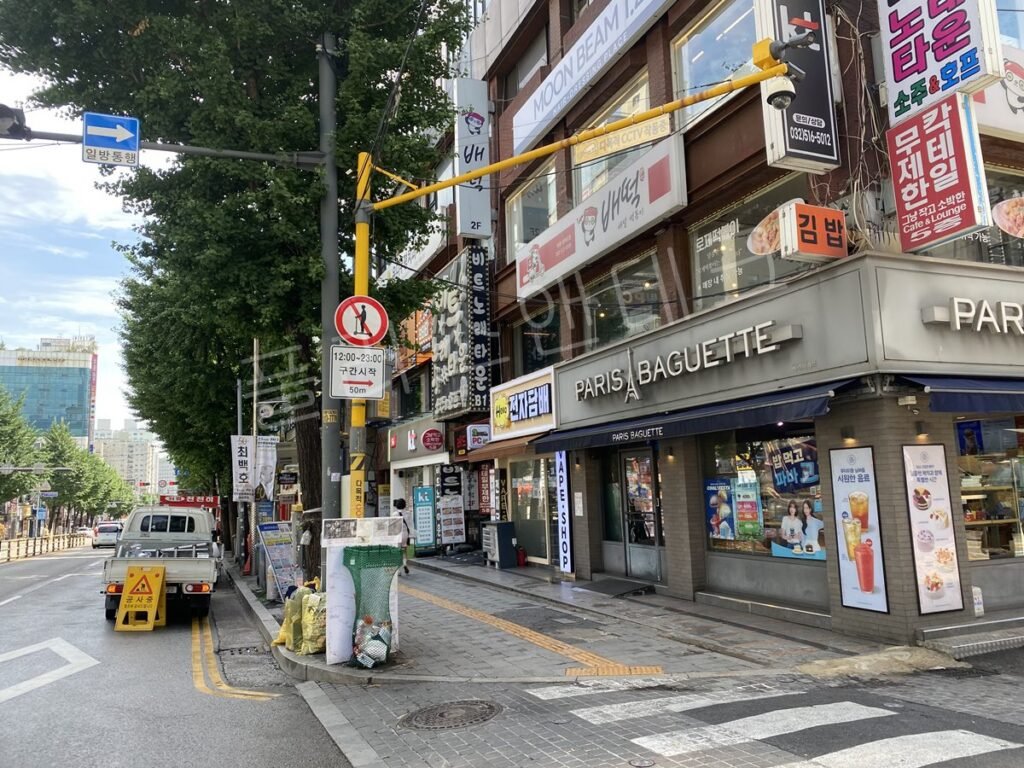인천 부평동 파리바게뜨 앞 사거리 횡단보도 표지판 설치 전 전주 모습