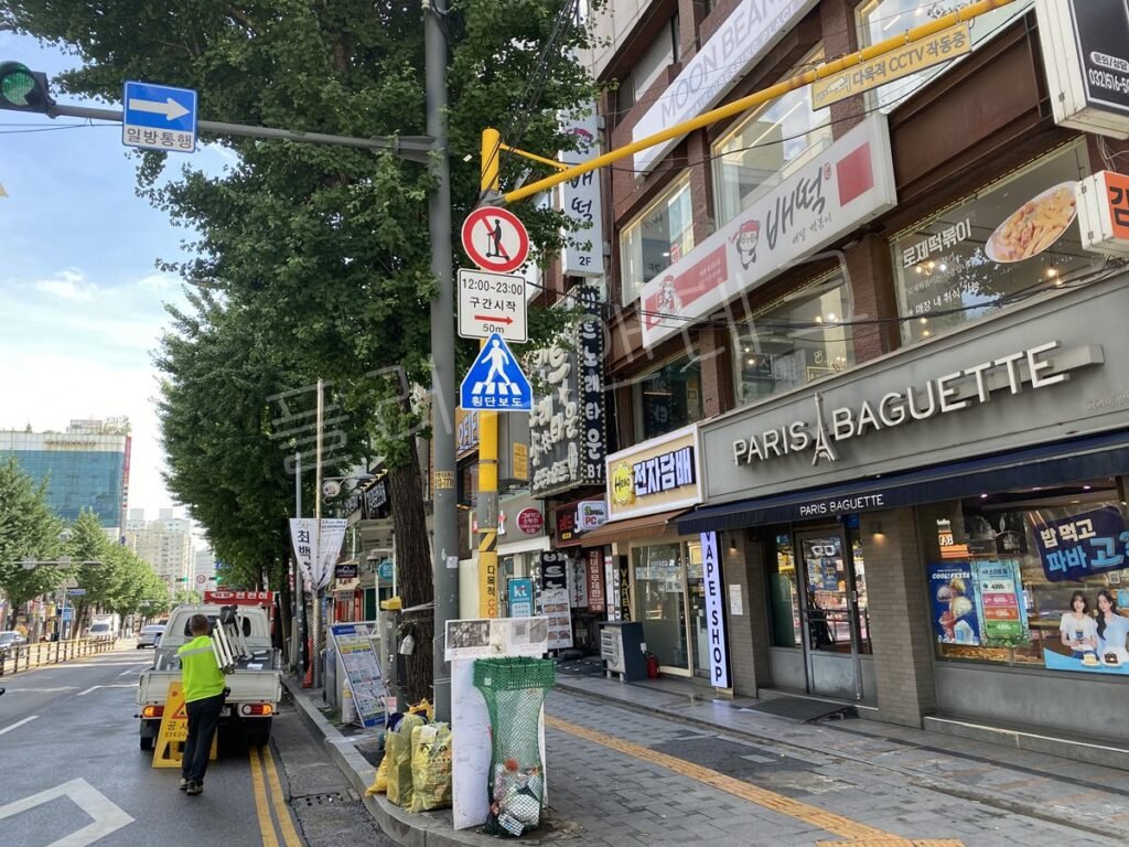 인천 부평동 파리바게뜨 앞 사거리 횡단보도 표지판 설치 후 전주 모습