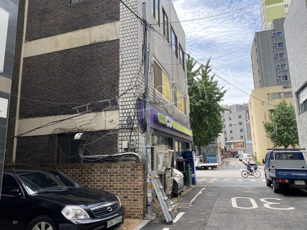 골목 초입 전주에 표지판이 설치되기 전, CU 편의점 앞 코너의 시공 전 모습