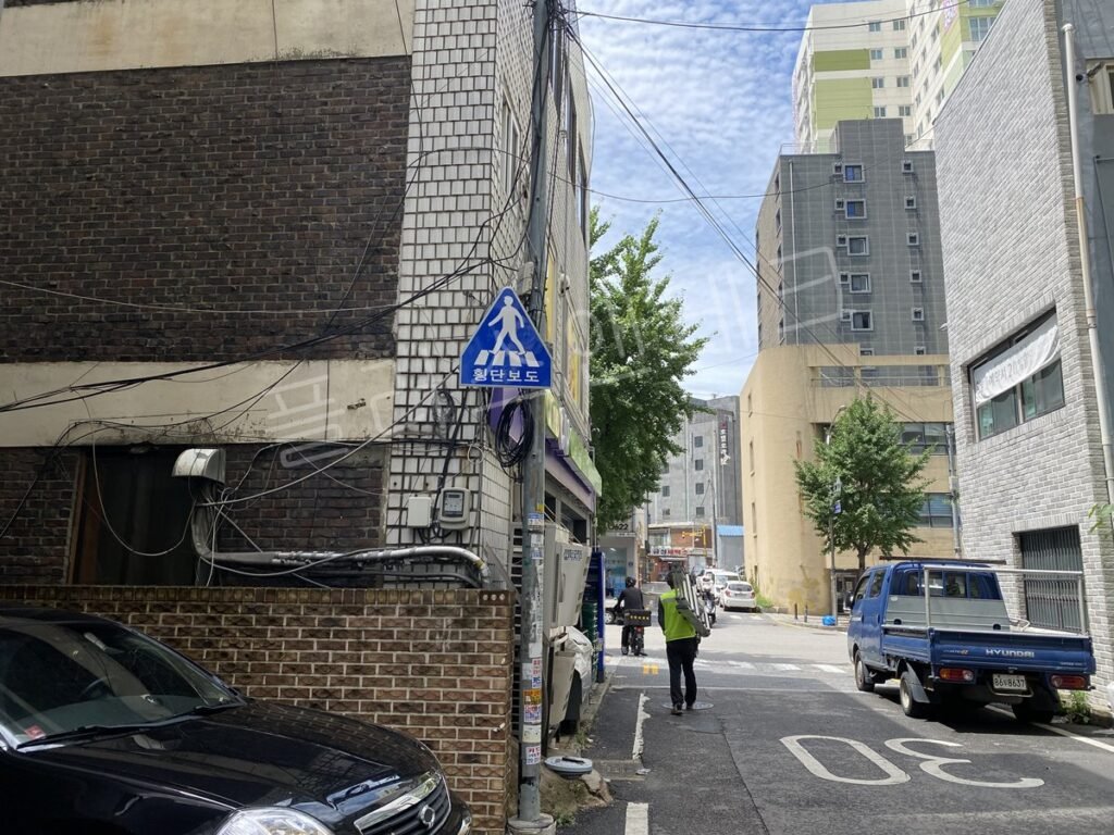 동일 지점 전주에 횡단보도 표지판 설치가 완료된 시공 후 모습