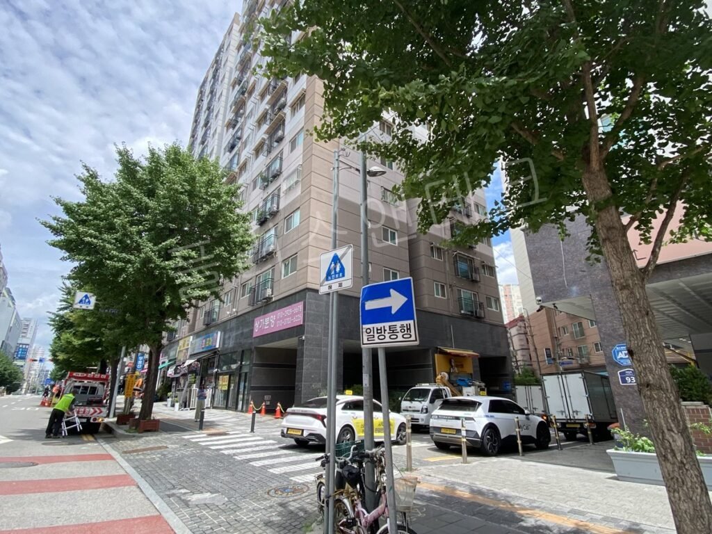 아파트 단지 앞 교차로, 표지판 정비 전 전주와 도로 전경