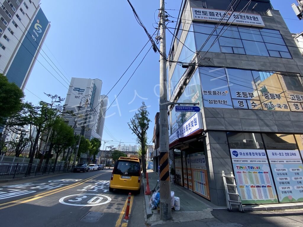 1지점 설치 전, 학원 건물 앞 전주에 표지가 부착되지 않은 모습