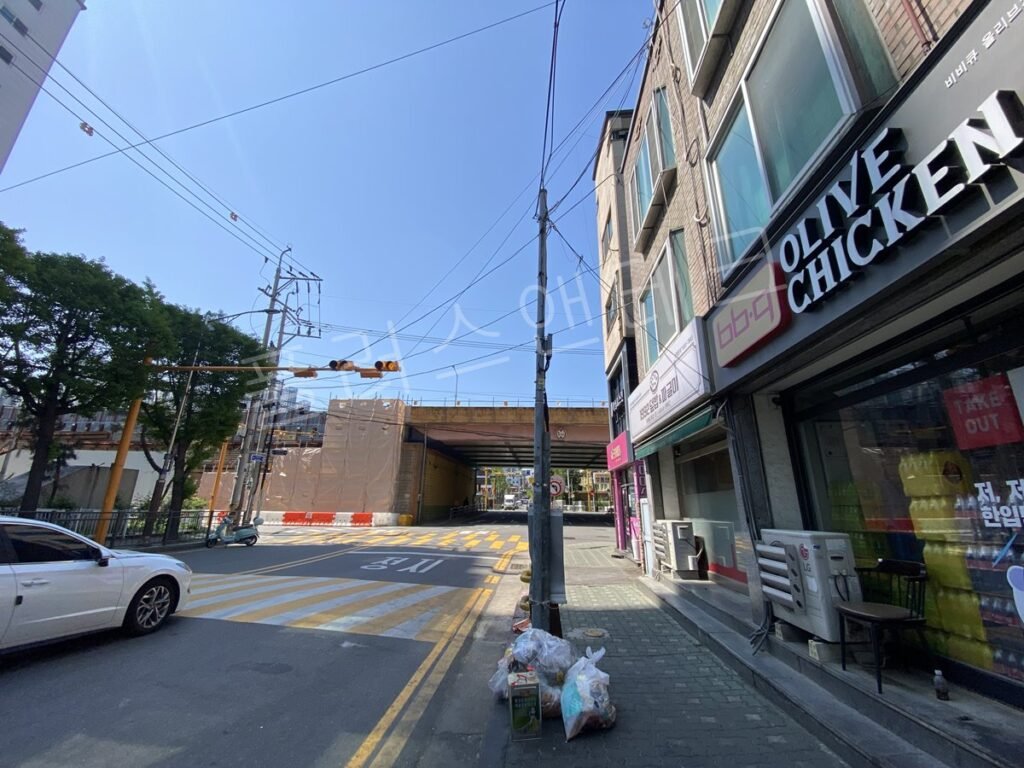 어린이보호구역 표지판 설치 전 교차로 전경, 기존 표지 미부착 상태