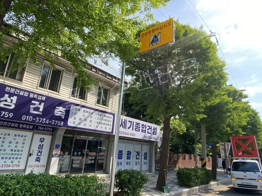 주안로7번길 전주 후면에서 바라본 어린이보호구역 50km 통합형 표지판 완료 모습