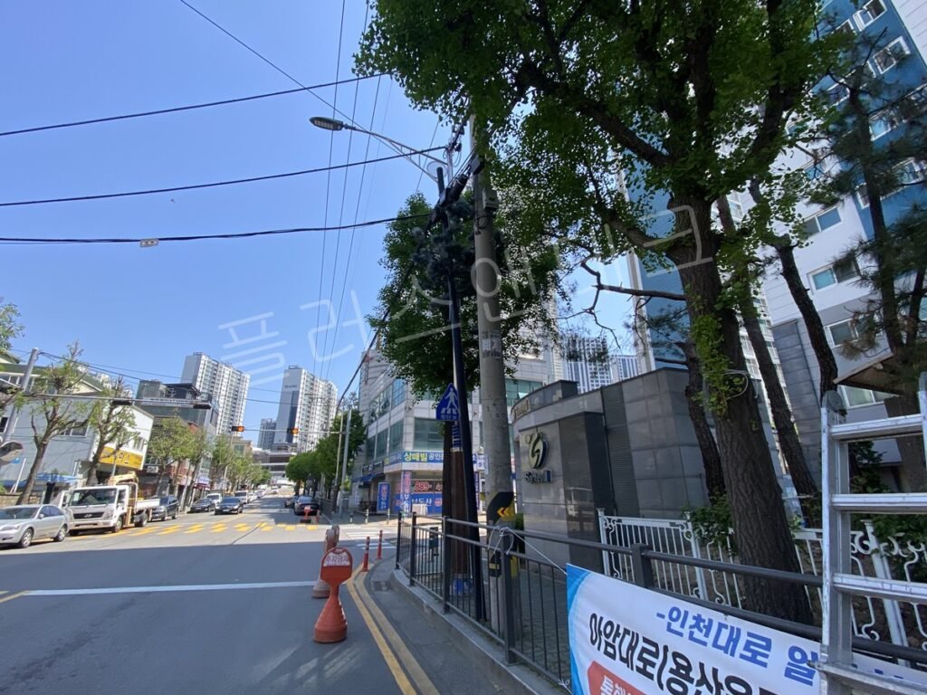 4지점 설치 전, CCTV와 각종 장비가 부착된 전주의 모습