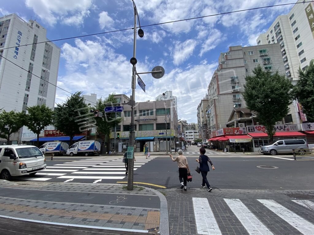 표지판 설치 전 가로등주만 있는 이면도로 골목 전경