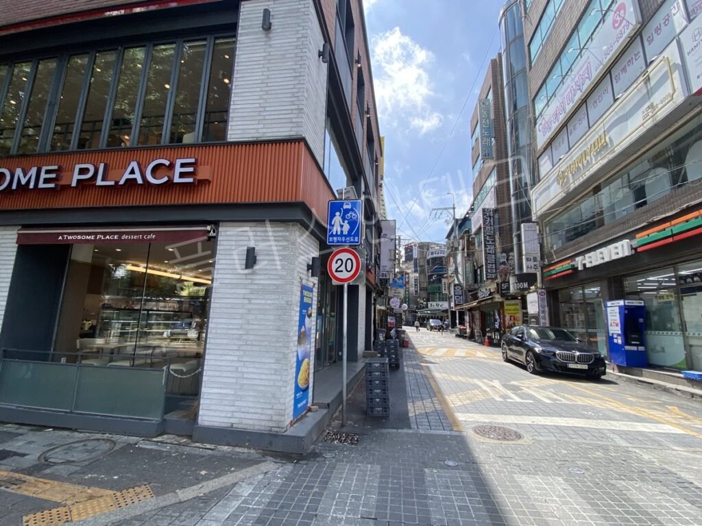 부평동 상업지구 골목 입구 표지판 설치 전 모습
