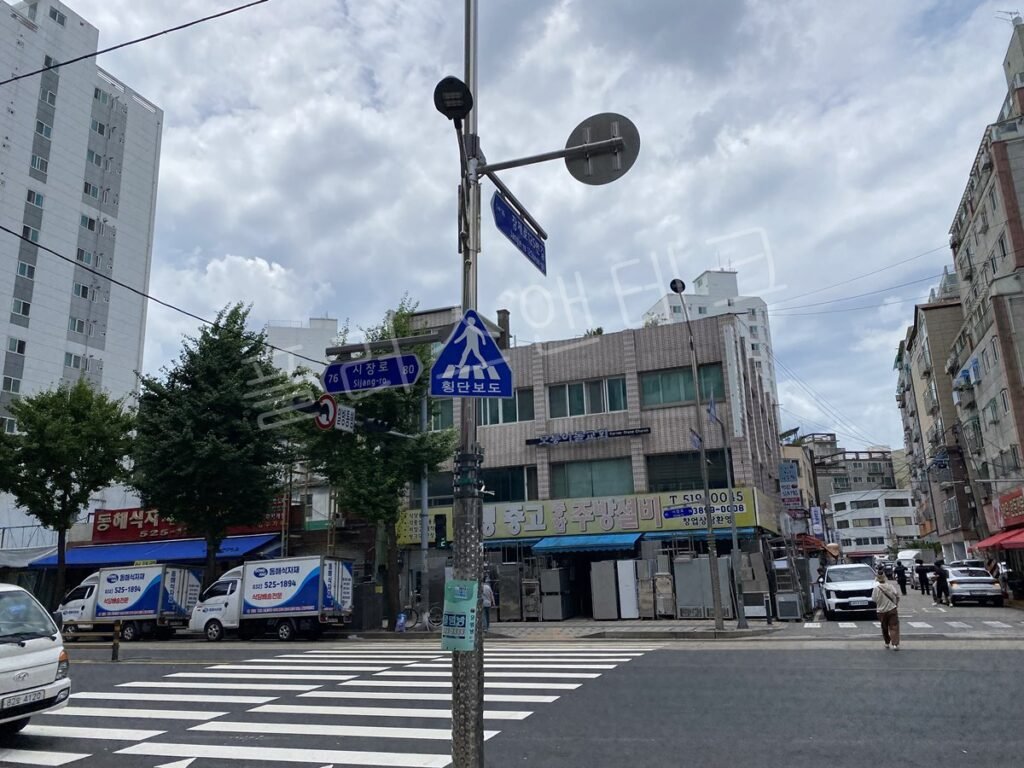 가로등주에 횡단보도 예고 표지판 병설 완료 후 모습