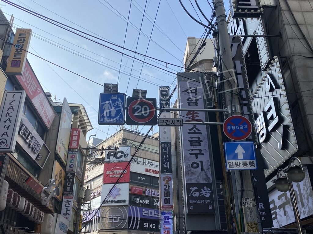 부평동 상업지구 전주 부착형 보행자우선도로 표지판 설치 완료 전경