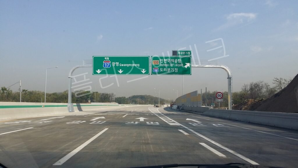 광명 방면과 인천국제공항, 도리분기점을 안내하는 문형식 오버헤드 표지판