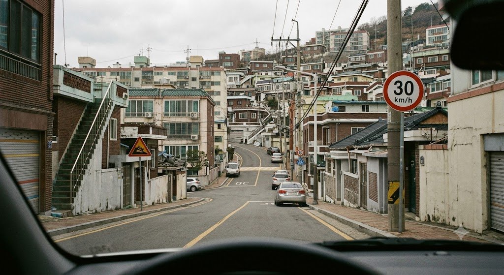 급경사 내리막 도로 전경