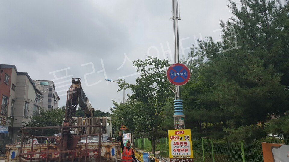 태양광 패널이 부착되지 않은 기존 주정차금지 표지판만 설치된 가로등주 전경